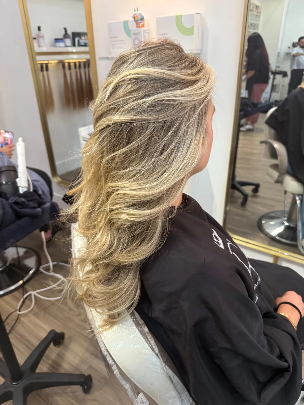 Side angle blonde wave result by Extensions Mia